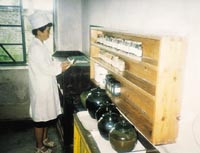 Tradisjonelle medisiner p&aring; krukker og glass i apoteket p&aring; Jisin ri-clinic