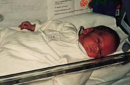 Same barn ved utreise, 37 svangerskapsveker, vekt 2 500 g. Barnet var respiratorbehandla i 11 d&oslash;gn, fekk deretter CPAP&hellip;