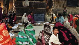 Kvinnene l&aelig;rer &aring; lese, skrive og &aring; f&oslash;re regnskap. De forplikter seg til fire timer ukentlig i ni m&aring;neder. Barna er aldri&hellip;