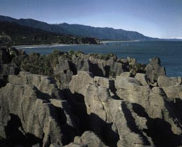 P&aring; den nordvestlige delen av s&oslash;r&oslash;ya ligger Pancake-Rocks. P&aring;virkning fra hav, vind og regn har over &aring;r omformet den lagvise&hellip;