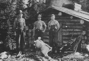 Tre t&oslash;mmerhoggere foran koia