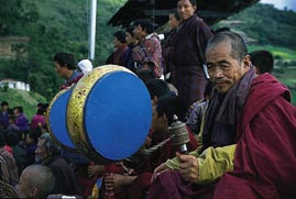 Buddhistmunkene spiller en sentral rolle i Bhutan. Her under en stor festival