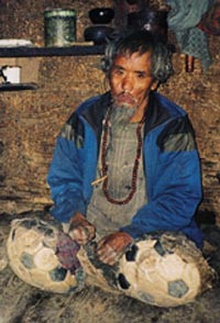 Selvgjort er velgjort. Gamlefar har f&aring;tt amputert begge beina pga. kroniske s&aring;r etter lepra. Han steller selv i sitt eget&hellip;