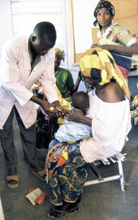 Sykepleiar i full sving med &aring; vaksinere. Begge foto Calista Ophilia Croos