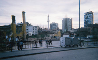 Skadane etter borgarkrigen pregar framleis bybiletet i Sarajevo. Regjeringsblokka til h&oslash;gre for minareten er sterkt ramponert