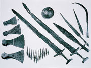 Figur 5   V&aring;pen fra en av de 3 796 vikingtidsgraver i S&oslash;r-Norge. Antall og typer av v&aring;pen viser den avd&oslash;des h&oslash;ye status&hellip;