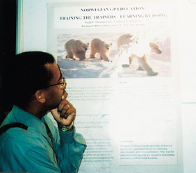 Allmennlege Tomlin J. Paul fra de vest-indiske &oslash;yer fattet interesse for en poster om Legeforeningens to&aring;rige&hellip;