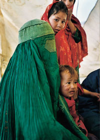 Burkaen, det kroppsdekkende plagget som ogs&aring; skjuler &oslash;ynene, er n&aring; p&aring;budt dersom kvinnen ferdes utend&oslash;rs. Begge foto privat