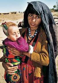 Jentene kan bli giftet bort helt ned til 10 &ndash; 12 &aring;rs alder. Denne afghanske nomadekvinnen fikk sitt f&oslash;rste barn som&hellip;