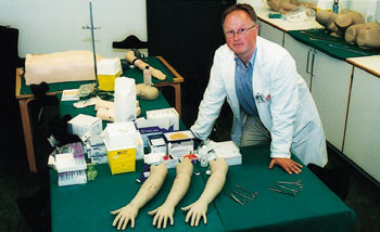 Her, i et av &oslash;vingsrommene, demonstrerer Edvin Bach-Gansmo fantomer og utstyr for suturteknikk, blottlegging av vene og&hellip;