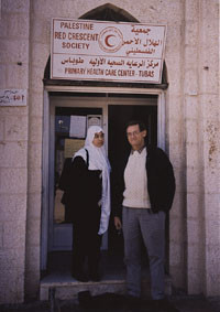 Sykepleier Randa Hamid og Haakon Aars utenfor en av prim&aelig;rklinikkene p&aring; Vestbredden. Begge foto privat