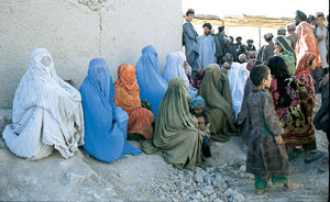 Kvinner i flyktningleiren venter p&aring; sin rasjon av s&aring;peutdelingen