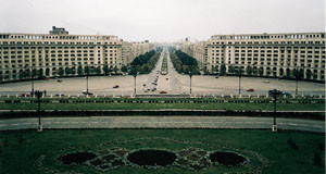 Fra balkongen i Ceausescus palass. Vakker utsikt over &rdquo;Champs Elys&eacute;es&rdquo;