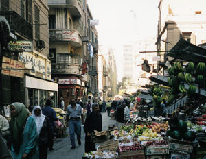 Livlig handel i sidegate i Kairo