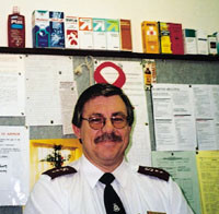 En forskrudd verden: Kaptein Lovick foran en samling av medikamenter, kosmetika etc. inneholdende alkohol, konfiskert ved&hellip;