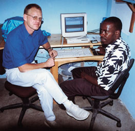 WAMATAs nye mediesenter. Her lages brosjyrer, pamfletter og annet helseopplysningsmateriale i HIV/AIDS-arbeidet. Til venstre&hellip;