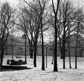 Figur 3   Botsfengselets panoptiske struktur sees tydelig utenfra, selv om anlegget virker noks&aring; utiln&aelig;rmelig &ndash; hvilket ogs&aring;&hellip;