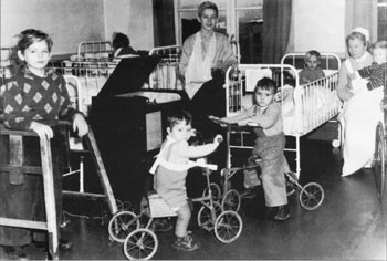 Figur 3   Overfylte barnestuer med barn rammet av poliomyelitt preget mange sykehus i 1950-&aring;rene. Foto fra Norges&hellip;