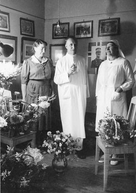 Det str&oslash;ymde p&aring; med blomsterhelsingar fr&aring; heile distriktet d&aring; dr. Torgersen fylte 50 &aring;r. P&aring; biletet ser vi jubilanten mellom&hellip;