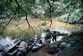 Vi har begynt &aring; laste opp kanoene, og lurer p&aring; om vi f&aring;r alt utstyret med oss