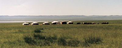 P&aring; vei til Gobi. Steppelandskap. I forgrunnen en gruppe gerer, nomadenes karakteristiske telt. Sj&oslash;en i bakgrunnen er&hellip;
