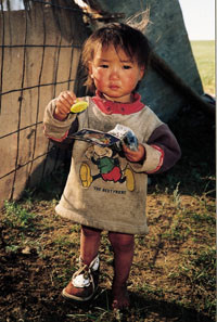 Piken har f&aring;tt en gave av oss, men vet ikke om hun t&oslash;r gi uttrykk for glede. Foto Inger Johanne Kaarvann