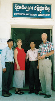 Fra venstre nasjonal direkt&oslash;r Sar Sothearith, Ellen Hagemo fra Helsetilsynet, assistentlege Kim Savoun og&hellip;