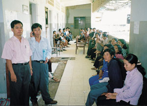 Pasienter og p&aring;r&oslash;rende venter p&aring; &aring; komme inn til behandler. Til venstre dr. Kim Savoun og dr. Sar Sothearith