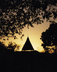 Solnedgang, fra terrassen, Frihetens Herberge, Moshi. Alle foto P. Bergsj&oslash;