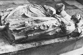 Figur 2   Br&oslash;drenes p&aring;st&aring;tte grav kan enn&aring; beskues i munkenes tidligere sovesal. Graven hadde en sentral plassering i det&hellip;