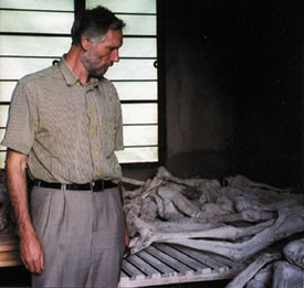 Forfatteren p&aring; bes&oslash;k i S&oslash;r-Rwanda i Murambi-samlingen av knokler, synlige sener og bindevev fra massakrerte mennesker, 2 000&hellip;