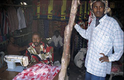 Markedet i Dagahaley-leiren er som et hvilket som helst marked. Her selges blant annet kl&aelig;r sydd p&aring; stedet