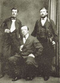 Figur&thinsp;&thinsp;5  Bugge (til venstre), Munch (midten) og Blix fotografert i Buenos Aires 21.2 1870. Foto Holzschweissig (5)