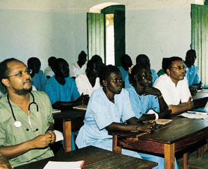 Sykehuspersonalet p&aring; psykiatrisk forelesning. Dr. Michael Frezghi til venstre. Foto Birgit Vartdal, Sunnm&oslash;rsposten