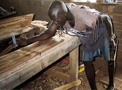 Snekkerl&aelig;rling p&aring; Norsk Folkehjelps ressurssenter i Yei. Foto Liv Gr&oslash;nstad