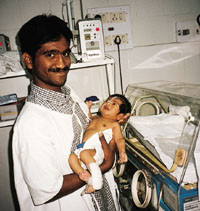 Et noe uvanlig syn i en indisk nyf&oslash;dtavdeling: En far p&aring; bes&oslash;k. Veldig stolt! Foto I. Miljeteig