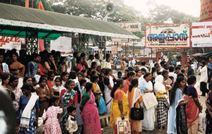 Kvinner som venter p&aring; bussen i Trivandrum, Kerela. Foto K.A. Johansson