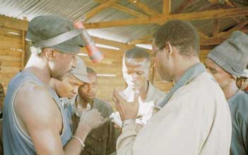 Professor Yohana Mashalla forklarer gruvearbeiderne hva vi skal gj&oslash;re under v&aring;rt opphold i omr&aring;det. Legg merke til lykten p&aring;&hellip;