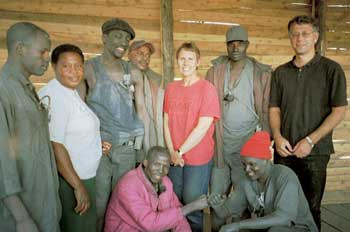 Gruvearbeidere som hjalp til med st&oslash;vm&aring;lingene, sammen med dr. Hatua Maalim, som bor i Arusha, og Bente E. Moen og Magne&hellip;