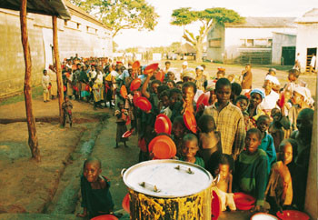 Ogs&aring; m&oslash;dre og s&oslash;sken skal ha mat. De st&aring;r i k&oslash; for et av dagens to m&aring;ltider med &laquo;funge e fej&atilde;o&raquo;, maisgr&oslash;t og b&oslash;nnestuing&hellip;