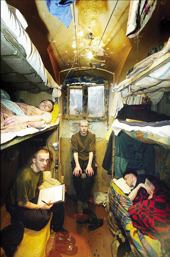 P&aring; &aring;tte kvadratmeter i Kresty-fengslet i St. Petersburg sitter ni unge menn, alle smittet av HIV og tuberkulose. Trengselen&hellip;