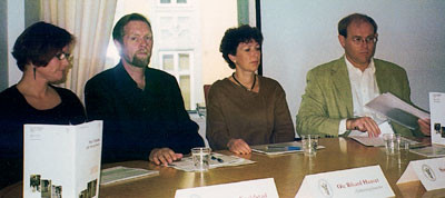 Marianne Kveldstad, Ole Rikard Haavet, Siren Haugland og Hans Kristian Bakke hadde mange journalister rundt seg da de la&hellip;