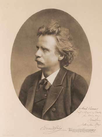 Figur 3   Dette fotografiet av Edvard Grieg har p&aring;skrevet hilsen til ekteparet S&auml;nger: Mine Venner Professor S&auml;nger og&hellip;