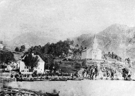 Kirkes&oslash;ndag i Eivindvik i 1880-&aring;rene. Dahl fikk oppf&oslash;rt &laquo;Herresalen&raquo; og murt opp bryggen i forgrunnen for at kirkefolket&hellip;