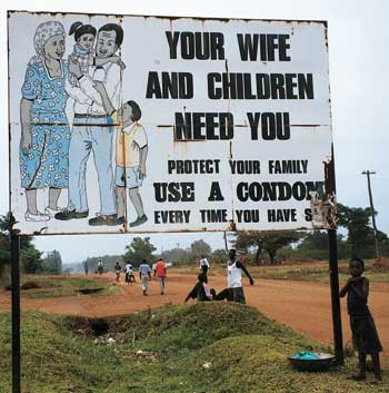 Kondom forebygger. Men gir kunnskap n&oslash;dvendigvis endret atferd? Begge foto Ingvil Krarup S&oslash;rbye