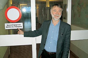 Overlege Richard van Altena ved inngangen til lungeavdelingen i Beatrixoord