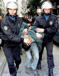 Tyrkisk oppr&oslash;rspoliti fjerner en demonstrant som deltar i protestmarsj mot regjeringens unnfallenhet overfor brudd p&aring;&hellip;