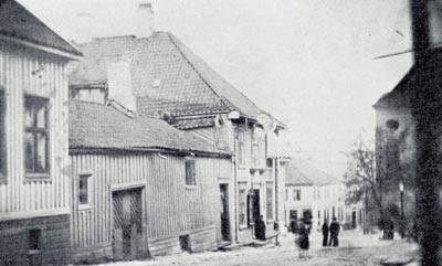 Prinsens gate i Skien ca. 1875. Fra grisehus og utette priveter i byg&aring;rdene rant kloakk ut i gatene. H&oslash;y registrert&hellip;