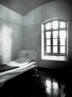 Isolat ved Gaustad Asyl, slik det s&aring; ut da antallet lobotomiinngrep var p&aring; det h&oslash;yeste i Norge; i 1940- og 50-&aring;rene. Foto&hellip;