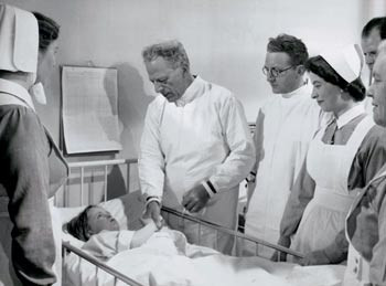 Figur 4  Mer enn 50 ansatte fra Rikshospitalet medvirket i filmen. P&aring; bildet ses blant andre overlege Nikolai Paus (1877&thinsp;&ndash;&hellip;